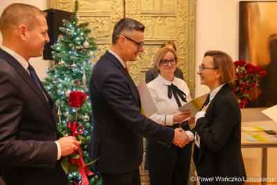 W Muzeum Ziemi Lubuskiej w Zielonej Górze wręczono nagrody jubileuszowe pracownikom Urzędu Marszałkowskiego, którzy mają za sobą 20, 25, 30, 35 lub 40 lat pracy. 