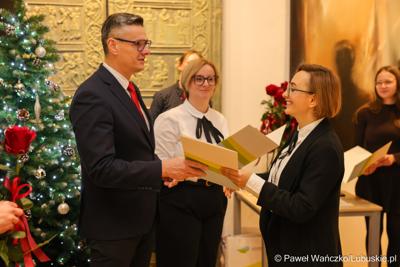 W Muzeum Ziemi Lubuskiej w Zielonej Górze wręczono nagrody jubileuszowe pracownikom Urzędu Marszałkowskiego, którzy mają za sobą 20, 25, 30, 35 lub 40 lat pracy. 
