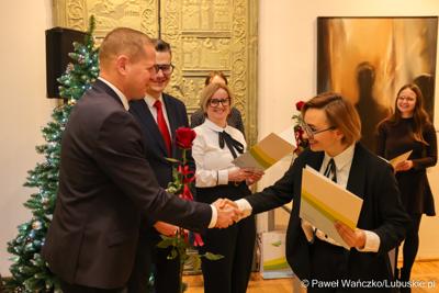 W Muzeum Ziemi Lubuskiej w Zielonej Górze wręczono nagrody jubileuszowe pracownikom Urzędu Marszałkowskiego, którzy mają za sobą 20, 25, 30, 35 lub 40 lat pracy. 