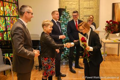 W Muzeum Ziemi Lubuskiej w Zielonej Górze wręczono nagrody jubileuszowe pracownikom Urzędu Marszałkowskiego, którzy mają za sobą 20, 25, 30, 35 lub 40 lat pracy. 