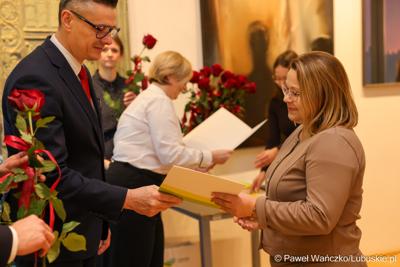 W Muzeum Ziemi Lubuskiej w Zielonej Górze wręczono nagrody jubileuszowe pracownikom Urzędu Marszałkowskiego, którzy mają za sobą 20, 25, 30, 35 lub 40 lat pracy. 