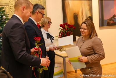 W Muzeum Ziemi Lubuskiej w Zielonej Górze wręczono nagrody jubileuszowe pracownikom Urzędu Marszałkowskiego, którzy mają za sobą 20, 25, 30, 35 lub 40 lat pracy. 