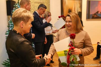 W Muzeum Ziemi Lubuskiej w Zielonej Górze wręczono nagrody jubileuszowe pracownikom Urzędu Marszałkowskiego, którzy mają za sobą 20, 25, 30, 35 lub 40 lat pracy. 