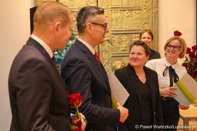 W Muzeum Ziemi Lubuskiej w Zielonej Górze wręczono nagrody jubileuszowe pracownikom Urzędu Marszałkowskiego, którzy mają za sobą 20, 25, 30, 35 lub 40 lat pracy. 