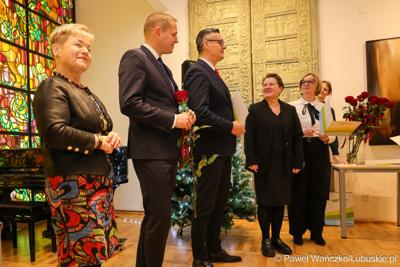 W Muzeum Ziemi Lubuskiej w Zielonej Górze wręczono nagrody jubileuszowe pracownikom Urzędu Marszałkowskiego, którzy mają za sobą 20, 25, 30, 35 lub 40 lat pracy. 