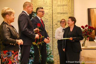 W Muzeum Ziemi Lubuskiej w Zielonej Górze wręczono nagrody jubileuszowe pracownikom Urzędu Marszałkowskiego, którzy mają za sobą 20, 25, 30, 35 lub 40 lat pracy. 