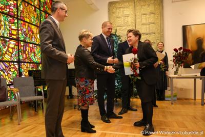 W Muzeum Ziemi Lubuskiej w Zielonej Górze wręczono nagrody jubileuszowe pracownikom Urzędu Marszałkowskiego, którzy mają za sobą 20, 25, 30, 35 lub 40 lat pracy. 