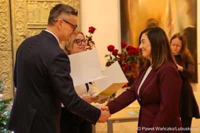 W Muzeum Ziemi Lubuskiej w Zielonej Górze wręczono nagrody jubileuszowe pracownikom Urzędu Marszałkowskiego, którzy mają za sobą 20, 25, 30, 35 lub 40 lat pracy. 