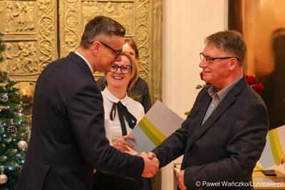 W Muzeum Ziemi Lubuskiej w Zielonej Górze wręczono nagrody jubileuszowe pracownikom Urzędu Marszałkowskiego, którzy mają za sobą 20, 25, 30, 35 lub 40 lat pracy. 