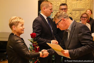 W Muzeum Ziemi Lubuskiej w Zielonej Górze wręczono nagrody jubileuszowe pracownikom Urzędu Marszałkowskiego, którzy mają za sobą 20, 25, 30, 35 lub 40 lat pracy. 