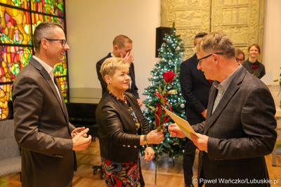 W Muzeum Ziemi Lubuskiej w Zielonej Górze wręczono nagrody jubileuszowe pracownikom Urzędu Marszałkowskiego, którzy mają za sobą 20, 25, 30, 35 lub 40 lat pracy. 