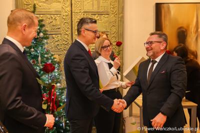 W Muzeum Ziemi Lubuskiej w Zielonej Górze wręczono nagrody jubileuszowe pracownikom Urzędu Marszałkowskiego, którzy mają za sobą 20, 25, 30, 35 lub 40 lat pracy. 