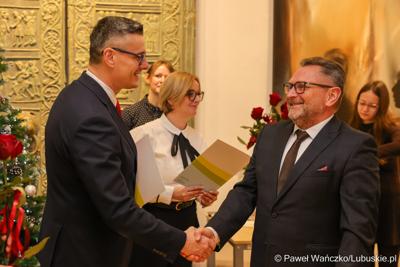 W Muzeum Ziemi Lubuskiej w Zielonej Górze wręczono nagrody jubileuszowe pracownikom Urzędu Marszałkowskiego, którzy mają za sobą 20, 25, 30, 35 lub 40 lat pracy. 