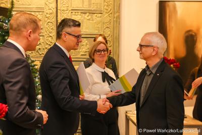 W Muzeum Ziemi Lubuskiej w Zielonej Górze wręczono nagrody jubileuszowe pracownikom Urzędu Marszałkowskiego, którzy mają za sobą 20, 25, 30, 35 lub 40 lat pracy. 