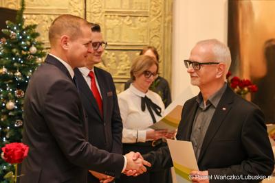 W Muzeum Ziemi Lubuskiej w Zielonej Górze wręczono nagrody jubileuszowe pracownikom Urzędu Marszałkowskiego, którzy mają za sobą 20, 25, 30, 35 lub 40 lat pracy. 