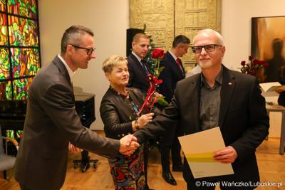 W Muzeum Ziemi Lubuskiej w Zielonej Górze wręczono nagrody jubileuszowe pracownikom Urzędu Marszałkowskiego, którzy mają za sobą 20, 25, 30, 35 lub 40 lat pracy. 