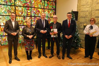 W Muzeum Ziemi Lubuskiej w Zielonej Górze wręczono nagrody jubileuszowe pracownikom Urzędu Marszałkowskiego, którzy mają za sobą 20, 25, 30, 35 lub 40 lat pracy. 