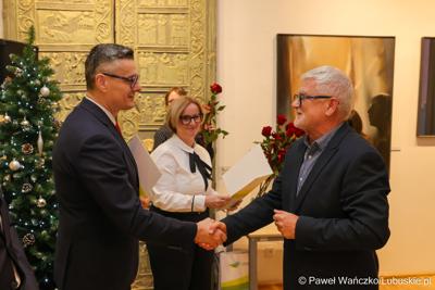 W Muzeum Ziemi Lubuskiej w Zielonej Górze wręczono nagrody jubileuszowe pracownikom Urzędu Marszałkowskiego, którzy mają za sobą 20, 25, 30, 35 lub 40 lat pracy. 