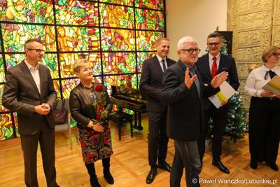 W Muzeum Ziemi Lubuskiej w Zielonej Górze wręczono nagrody jubileuszowe pracownikom Urzędu Marszałkowskiego, którzy mają za sobą 20, 25, 30, 35 lub 40 lat pracy. 