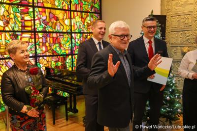 W Muzeum Ziemi Lubuskiej w Zielonej Górze wręczono nagrody jubileuszowe pracownikom Urzędu Marszałkowskiego, którzy mają za sobą 20, 25, 30, 35 lub 40 lat pracy. 