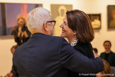 W Muzeum Ziemi Lubuskiej w Zielonej Górze wręczono nagrody jubileuszowe pracownikom Urzędu Marszałkowskiego, którzy mają za sobą 20, 25, 30, 35 lub 40 lat pracy. 