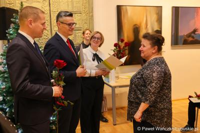 W Muzeum Ziemi Lubuskiej w Zielonej Górze wręczono nagrody jubileuszowe pracownikom Urzędu Marszałkowskiego, którzy mają za sobą 20, 25, 30, 35 lub 40 lat pracy. 