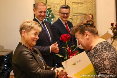 W Muzeum Ziemi Lubuskiej w Zielonej Górze wręczono nagrody jubileuszowe pracownikom Urzędu Marszałkowskiego, którzy mają za sobą 20, 25, 30, 35 lub 40 lat pracy. 