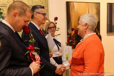 W Muzeum Ziemi Lubuskiej w Zielonej Górze wręczono nagrody jubileuszowe pracownikom Urzędu Marszałkowskiego, którzy mają za sobą 20, 25, 30, 35 lub 40 lat pracy. 