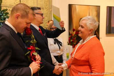 W Muzeum Ziemi Lubuskiej w Zielonej Górze wręczono nagrody jubileuszowe pracownikom Urzędu Marszałkowskiego, którzy mają za sobą 20, 25, 30, 35 lub 40 lat pracy. 