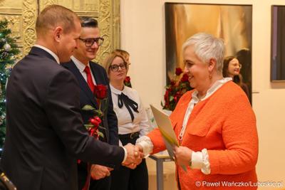 W Muzeum Ziemi Lubuskiej w Zielonej Górze wręczono nagrody jubileuszowe pracownikom Urzędu Marszałkowskiego, którzy mają za sobą 20, 25, 30, 35 lub 40 lat pracy. 