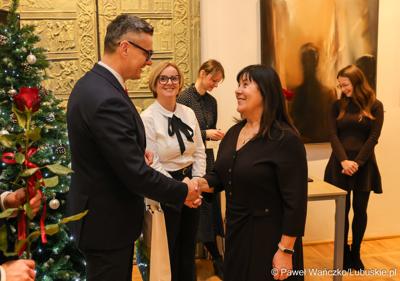 W Muzeum Ziemi Lubuskiej w Zielonej Górze wręczono nagrody jubileuszowe pracownikom Urzędu Marszałkowskiego, którzy mają za sobą 20, 25, 30, 35 lub 40 lat pracy. 