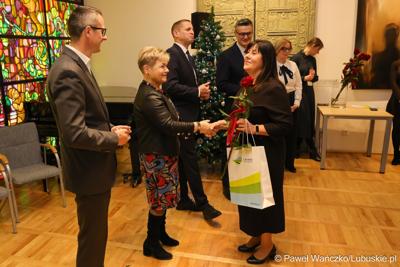 W Muzeum Ziemi Lubuskiej w Zielonej Górze wręczono nagrody jubileuszowe pracownikom Urzędu Marszałkowskiego, którzy mają za sobą 20, 25, 30, 35 lub 40 lat pracy. 