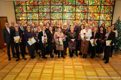 W Muzeum Ziemi Lubuskiej w Zielonej Górze wręczono nagrody jubileuszowe pracownikom Urzędu Marszałkowskiego, którzy mają za sobą 20, 25, 30, 35 lub 40 lat pracy. 