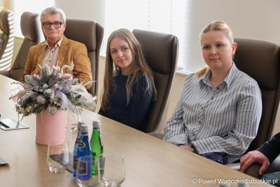 Laureaci konkursu na kartkę świąteczną – z południa województwa – otrzymali swoje nagrody. Marszałek Sebastian Ciemnoczołowski spotkał się ze zwycięzcami i przekazał im podarunki