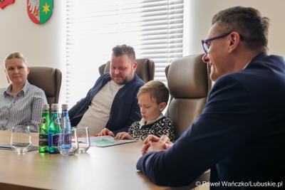 Laureaci konkursu na kartkę świąteczną – z południa województwa – otrzymali swoje nagrody. Marszałek Sebastian Ciemnoczołowski spotkał się ze zwycięzcami i przekazał im podarunki