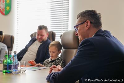 Laureaci konkursu na kartkę świąteczną – z południa województwa – otrzymali swoje nagrody. Marszałek Sebastian Ciemnoczołowski spotkał się ze zwycięzcami i przekazał im podarunki