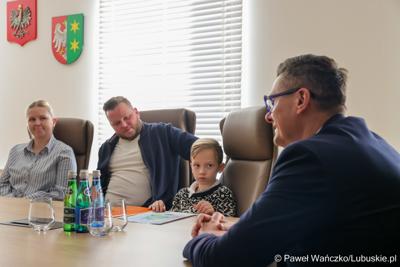 Laureaci konkursu na kartkę świąteczną – z południa województwa – otrzymali swoje nagrody. Marszałek Sebastian Ciemnoczołowski spotkał się ze zwycięzcami i przekazał im podarunki