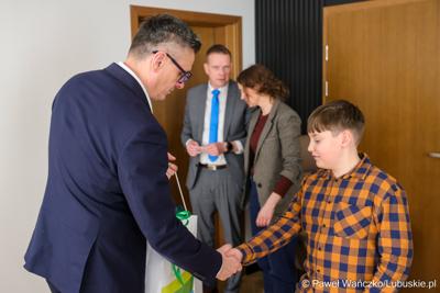 Laureaci konkursu na kartkę świąteczną – z południa województwa – otrzymali swoje nagrody. Marszałek Sebastian Ciemnoczołowski spotkał się ze zwycięzcami i przekazał im podarunki