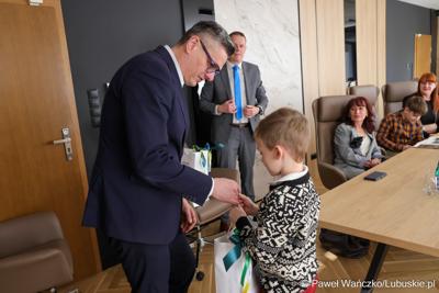 Laureaci konkursu na kartkę świąteczną – z południa województwa – otrzymali swoje nagrody. Marszałek Sebastian Ciemnoczołowski spotkał się ze zwycięzcami i przekazał im podarunki