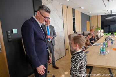 Laureaci konkursu na kartkę świąteczną – z południa województwa – otrzymali swoje nagrody. Marszałek Sebastian Ciemnoczołowski spotkał się ze zwycięzcami i przekazał im podarunki