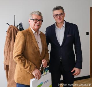 Laureaci konkursu na kartkę świąteczną – z południa województwa – otrzymali swoje nagrody. Marszałek Sebastian Ciemnoczołowski spotkał się ze zwycięzcami i przekazał im podarunki