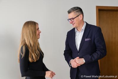 Laureaci konkursu na kartkę świąteczną – z południa województwa – otrzymali swoje nagrody. Marszałek Sebastian Ciemnoczołowski spotkał się ze zwycięzcami i przekazał im podarunki