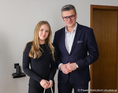 Laureaci konkursu na kartkę świąteczną – z południa województwa – otrzymali swoje nagrody. Marszałek Sebastian Ciemnoczołowski spotkał się ze zwycięzcami i przekazał im podarunki