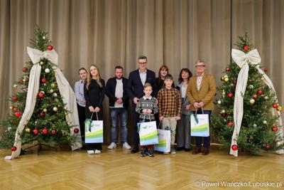 Laureaci konkursu na kartkę świąteczną – z południa województwa – otrzymali swoje nagrody. Marszałek Sebastian Ciemnoczołowski spotkał się ze zwycięzcami i przekazał im podarunki