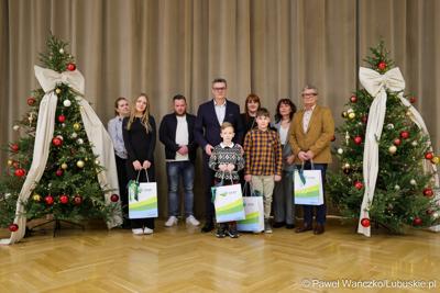 Laureaci konkursu na kartkę świąteczną – z południa województwa – otrzymali swoje nagrody. Marszałek Sebastian Ciemnoczołowski spotkał się ze zwycięzcami i przekazał im podarunki