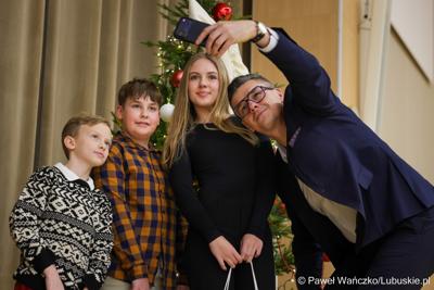 Laureaci konkursu na kartkę świąteczną – z południa województwa – otrzymali swoje nagrody. Marszałek Sebastian Ciemnoczołowski spotkał się ze zwycięzcami i przekazał im podarunki