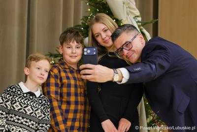 Laureaci konkursu na kartkę świąteczną – z południa województwa – otrzymali swoje nagrody. Marszałek Sebastian Ciemnoczołowski spotkał się ze zwycięzcami i przekazał im podarunki