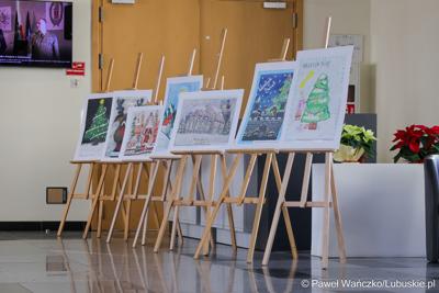 Wystawa nagrodzonych kartek świątecznych w holu przed Salą Kolumnową w Urzędzie Marszałkowskim Województwa Lubuskiego w Zielonej Górze