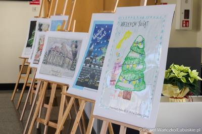 Wystawa nagrodzonych kartek świątecznych w holu przed Salą Kolumnową w Urzędzie Marszałkowskim Województwa Lubuskiego w Zielonej Górze