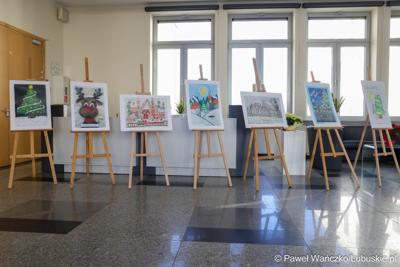 Wystawa nagrodzonych kartek świątecznych w holu przed Salą Kolumnową w Urzędzie Marszałkowskim Województwa Lubuskiego w Zielonej Górze